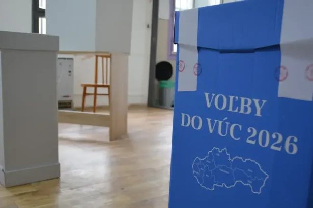 Policajti zadržali trojicu podozrivých z korupcie pri parkovisku vo Vranove nad Topľou