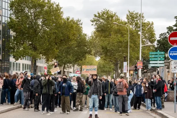 Polícia v Lyone nasadila slzotvorný plyn proti demonštrantom aj napriek zákazu protestov