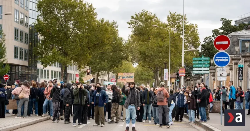 Polícia v Lyone nasadila slzotvorný plyn proti demonštrantom aj napriek zákazu protestov
