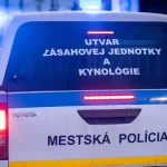 Polícia zasahovala v Považskej Bystrici, pri bytovke našli muža s poraneným krkom