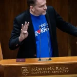 Politikom by sa mohli znížiť platy o polovicu, ak je štát v strate