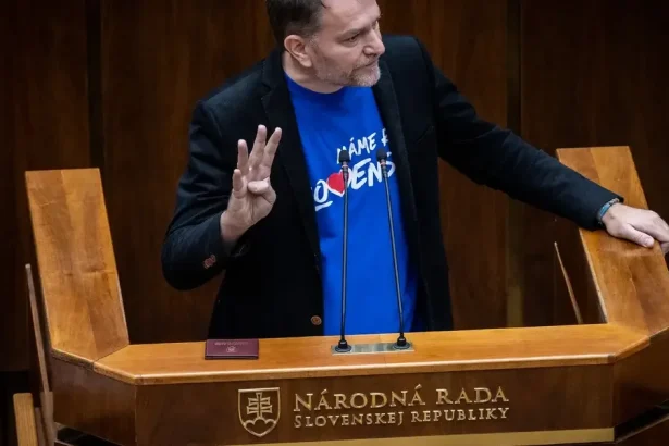Politikom by sa mohli znížiť platy o polovicu, ak je štát v strate