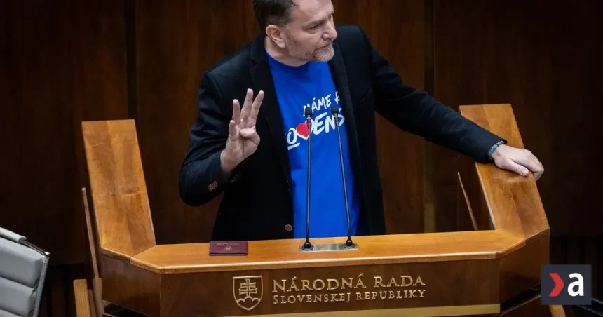 Politikom by sa mohli znížiť platy o polovicu, ak je štát v strate