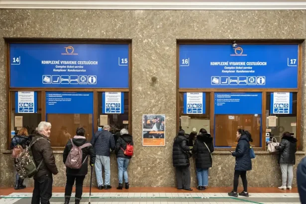 Polovičné cestovné na vlakoch už na všetkých predajných miestach