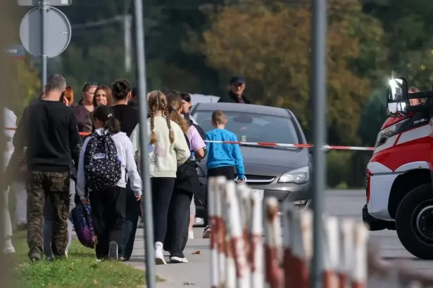 Poľský premiér: Útoky v školách sú dôsledkom oslavovania násilia na internete