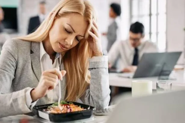 Poobedňajšia ospalosť: kedy je únava varovným signálom a čo na ňu pomáha