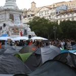 Portugalská polícia zadržala v tábore 55 demonštrantov a zabavila vyše dvesto stanov