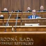 Poslanci dostávajú na asistentov a kancelárie vyše 4-tisíc eur mesačne