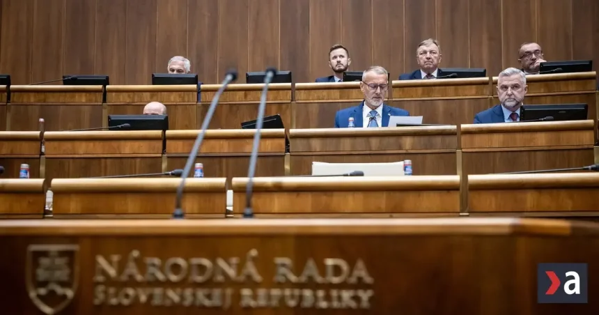 Poslanci dostávajú na asistentov a kancelárie vyše 4-tisíc eur mesačne