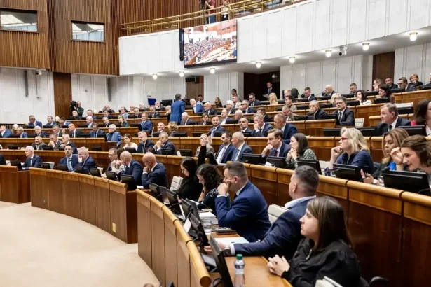 Poslanci rokujú o rozpočte, pokračuje pojednávanie v kauze vraždy novinára Kuciaka