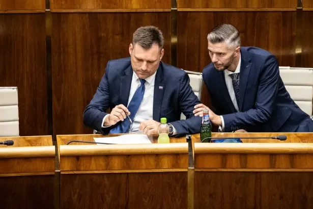 Poslanec Slyško nechce potvrdiť lojalitu Hlasu. S Tarabom chystá spoločné vyhlásenie