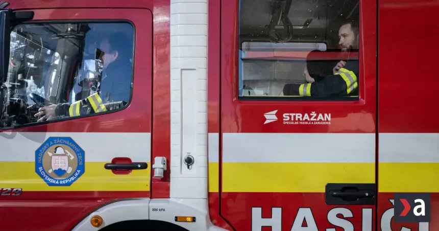Požiar bytu na prešovskom sídlisku Sekčov: Na mieste zasahujú hasiči