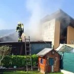 Požiar hospodárskej budovy hasili kysuckonovomestskí a žilinskí hasiči
