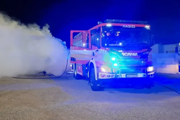 Požiar ťahača v Hlohovci spôsobil škodu 25-tisíc eur, príčina je neznáma