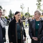 Pozostalí po otvorení pamätníka: emotívny odkaz