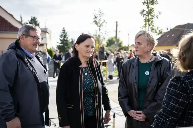 Pozostalí po otvorení pamätníka: emotívny odkaz