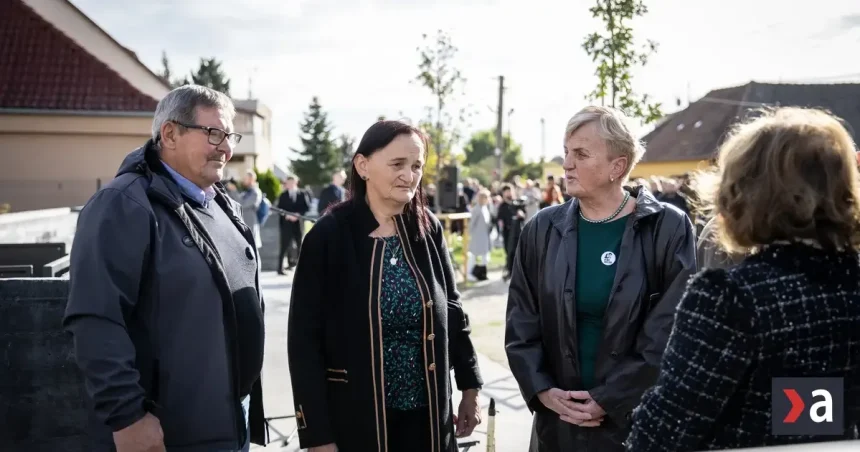 Pozostalí po otvorení pamätníka: emotívny odkaz