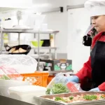 Pracovné odevy v školskej jedálni: Kto zabezpečí ich pranie a údržbu?