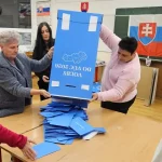 Premiér: Z volieb nemožno robiť politické závery. Prezident poďakoval za účasť