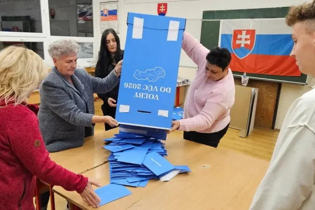 Premiér: Z volieb nemožno robiť politické závery. Prezident poďakoval za účasť