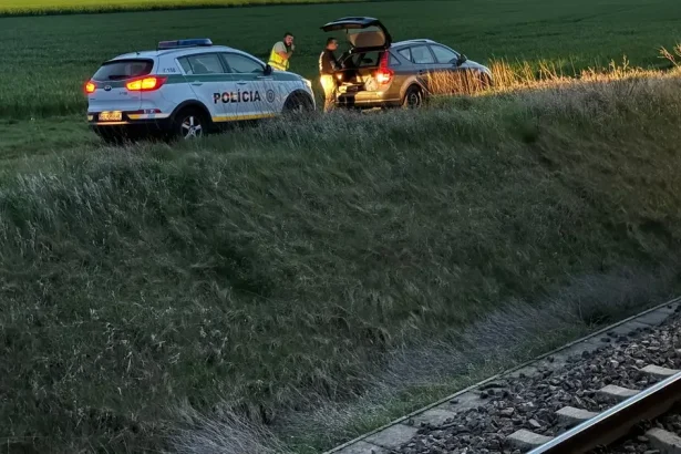 Pri Košiciach sa zrazil vlak s osobou, cestujúci musia rátať s meškaním