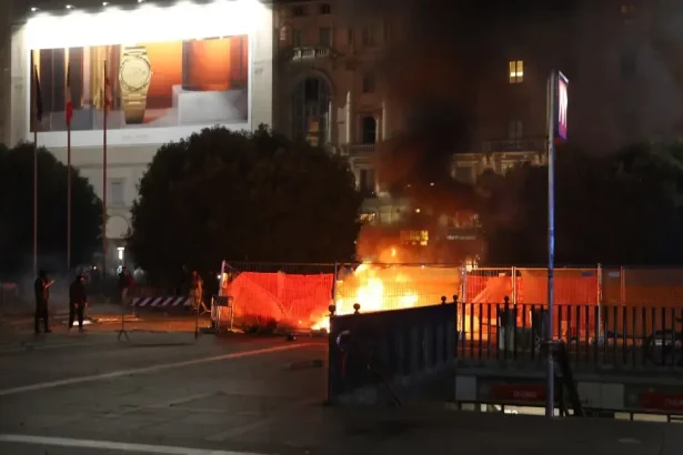 Protestujúci zaútočili kameňmi na policajtov, v Miláne uzavreli stanicu metra Duomo