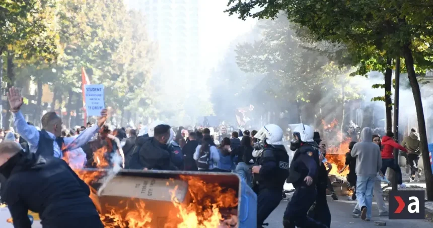 Protesty proti korupcii a stavebnímu projektu otriasli albánskou vládou