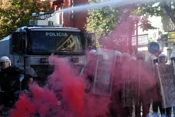 Protesty v Albánsku eskalujú. Študenti napadli ministerstvo školstva