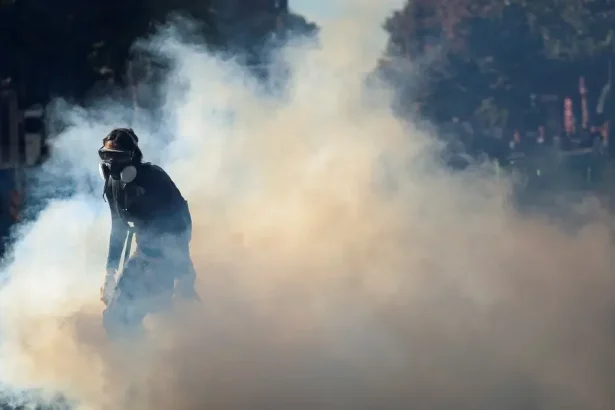 Protesty v Albánsku pokračujú piaty deň, polícia zasiahla slzným plynom