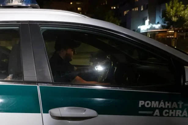 Protikorupčná jednotka polície zadržala dvoch ľudí. Akcia má krycí názov Kandidát