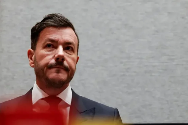Rakúsky súd povolil Benkovi domáce väzenie s monitorovacím náramkom