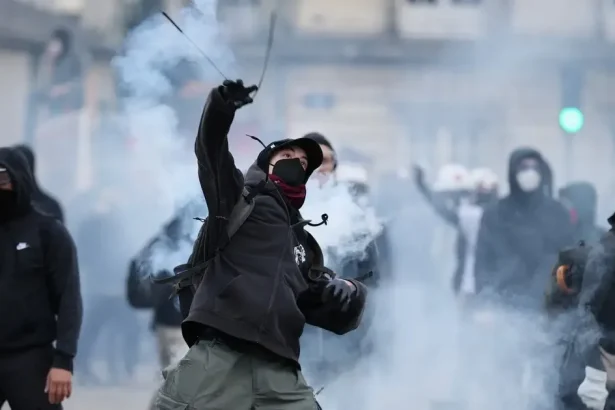 Rekordný počet zatknutých po protestoch vo Francúzsku, stovky zostávajú vo väzbe