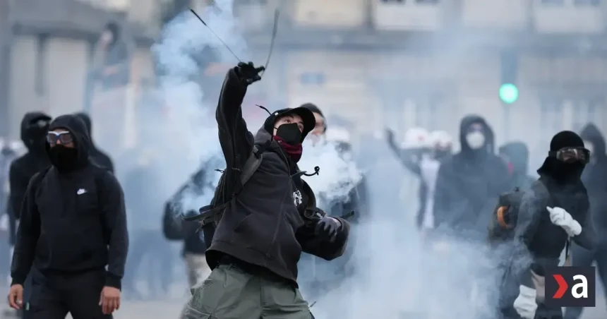 Rekordný počet zatknutých po protestoch vo Francúzsku, stovky zostávajú vo väzbe
