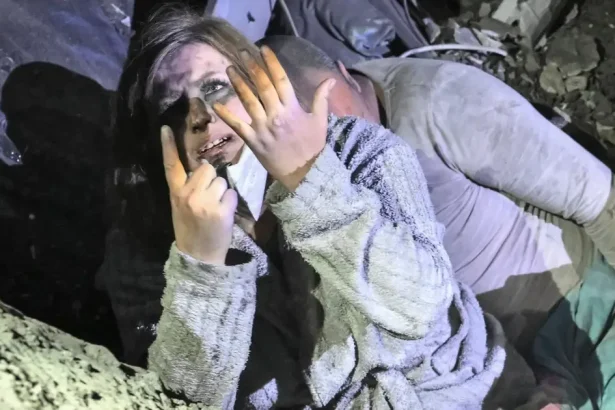 Rusko útočilo na Záporožie navádzanými bombami, zomrelo sedem ľudí vrátane troch detí.