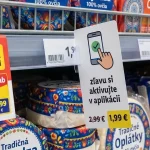 Seniori môžu v obchodoch platiť viac než mladí. Zľavy často len v mobile