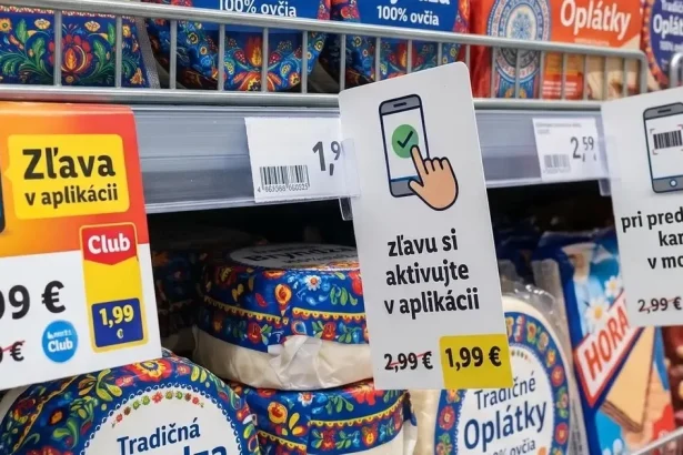 Seniori môžu v obchodoch platiť viac než mladí. Zľavy často len v mobile