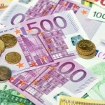 Seniorka vyhodila z okna tašku s 10-tisíc eurami, podviedol ju muž vydávajúci sa za vnuka