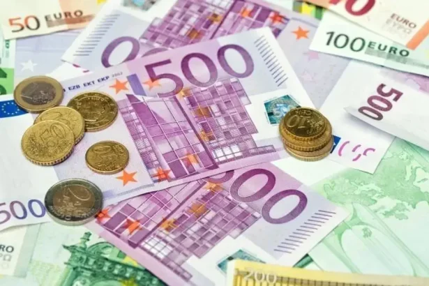 Seniorka vyhodila z okna tašku s 10-tisíc eurami, podviedol ju muž vydávajúci sa za vnuka