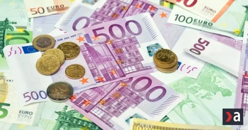 Seniorka vyhodila z okna tašku s 10-tisíc eurami, podviedol ju muž vydávajúci sa za vnuka