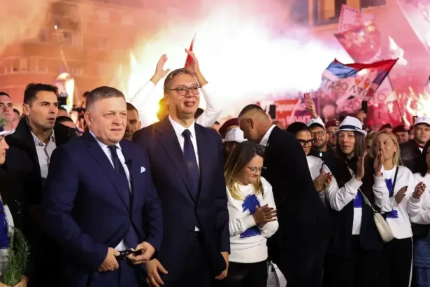 Srbský prezident našiel záľubu v Robertovi Ficovi. Študenti búria proti smerovaniu krajiny