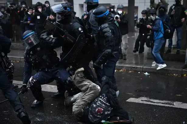 Státisíce ľudí protestovali vo Francúzsku, došlo aj k zrážkam s políciou