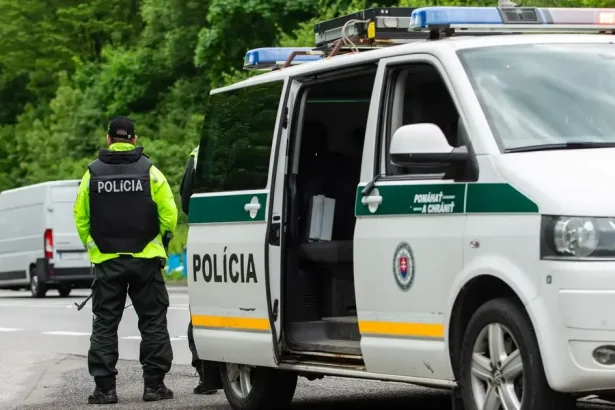 Stredoškolák v Komárne hrozil spolužiakovi smrťou, prokurátor žiada väzbu