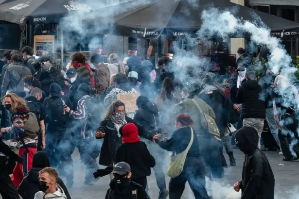 Študentské protesty v Bruseli sa zvrhli na strety s políciou
