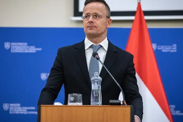 Szijjártó pomohol BYD do Maďarska, vzal funkciu a čelí vypočúvaniu