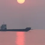 Tanker v Hormuzskom prielive sa stal terčom míny, na palube vypukol požiar
