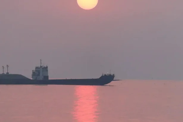 Tanker v Hormuzskom prielive sa stal terčom míny, na palube vypukol požiar