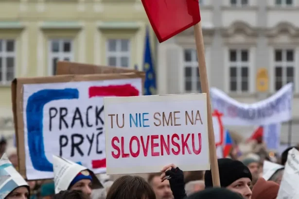 Tisíce Pražanov vyšli do ulíc proti zrušeniu koncesionárskych poplatkov