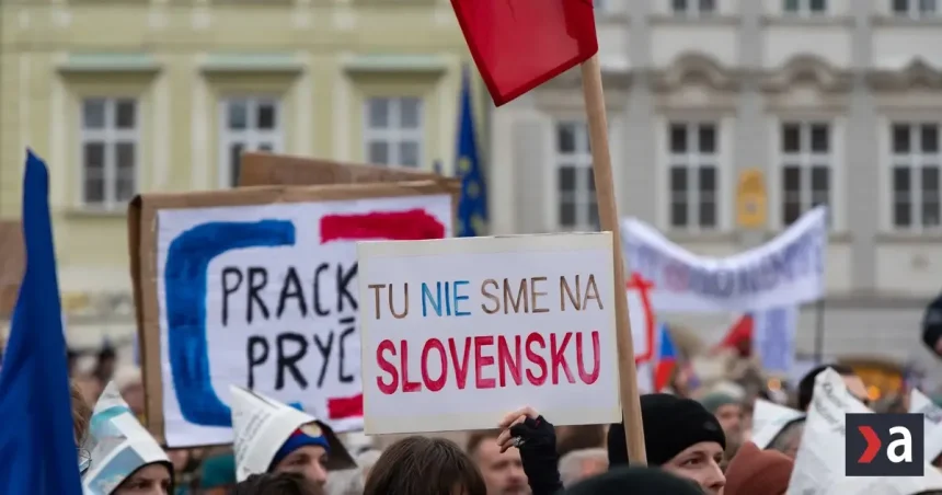 Tisíce Pražanov vyšli do ulíc proti zrušeniu koncesionárskych poplatkov