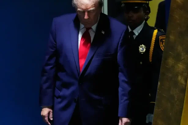 Trump hrozí Iránu úderom. Núdzové pristátie po zásahu pilota vyvolalo podozrenia