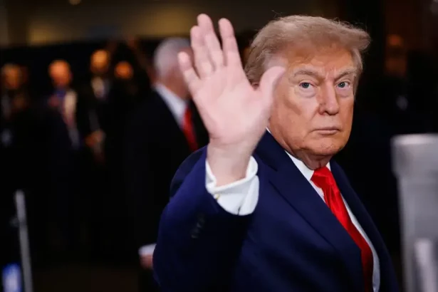 Trump po protestoch vo Francúzsku žiada uzavretie hraníc a kritizuje migráciu